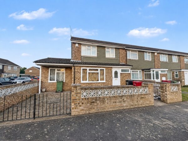 4 Bed House - Rowan Way, Slough