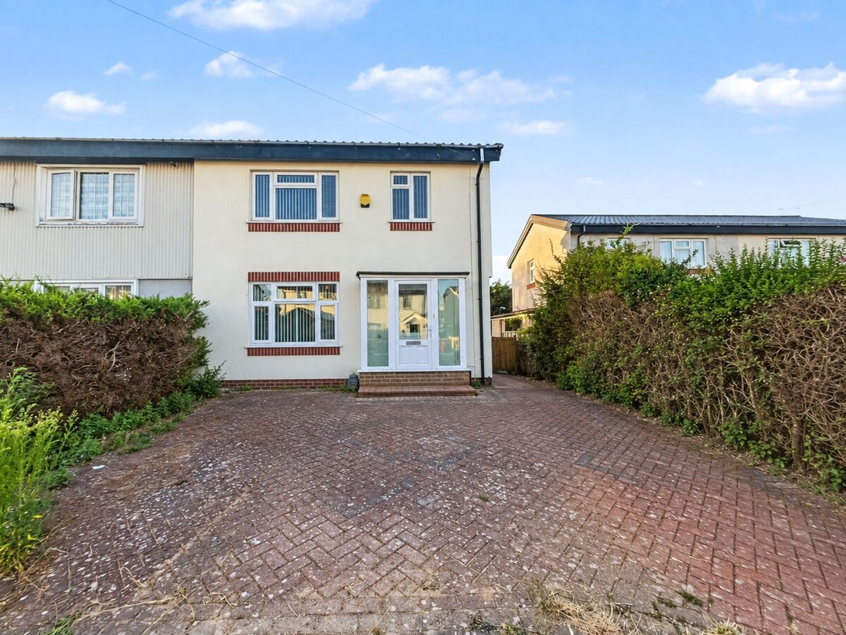 3 Bed House - Bowyer Drive, Slough
