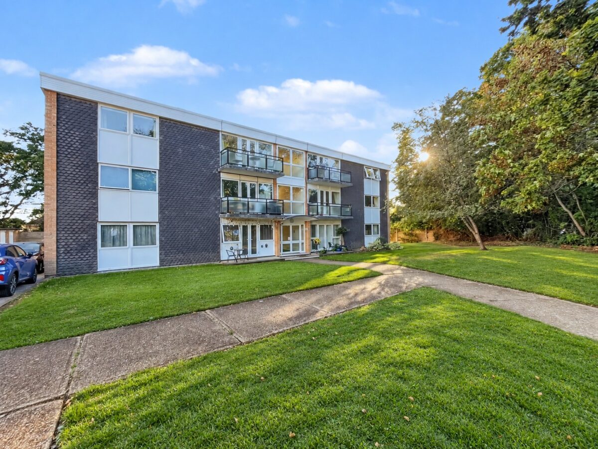 3 Bed Flat - West End Court, Stoke Poges