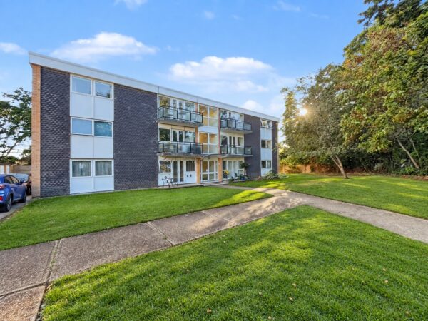 3 Bed Flat - West End Court, Stoke Poges