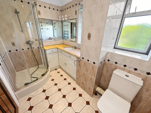 3 Bed Flat - West End Court, Stoke Poges