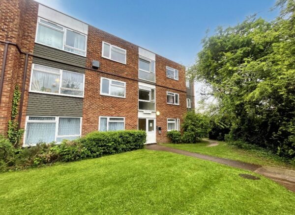 2 Bed Flat - Merton Road, Slough