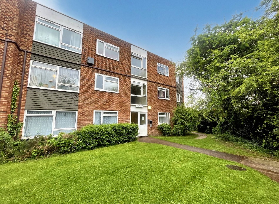 2 Bed Flat - Merton Road, Slough